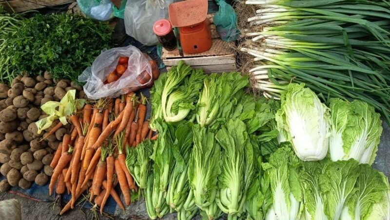 Sayuran segar dijajakan pedagang di Pasar Tradisional Lemabang, Palembang, Kamis (4/12/2025). (Foto: RRI/Difia Octafani)