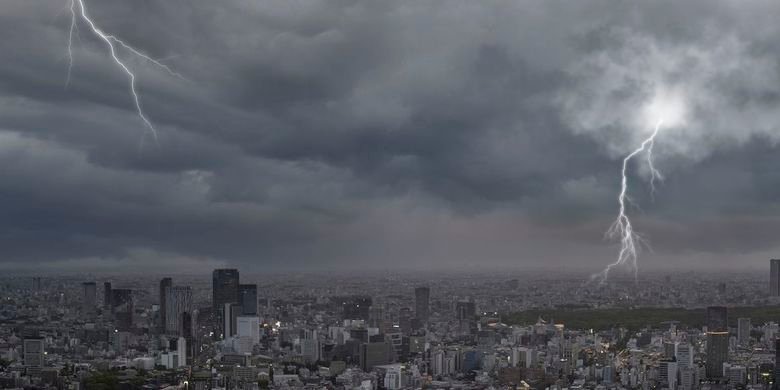 Ilustrasi cuaca ekstrem. Badan Meteorologi, Klimatologi, dan Geofisika (BMKG) merilis peringatan dini potensi cuaca ekstrem yang diprediksi terjadi di sejumlah wilayah Indonesia

