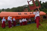 Ilustrasi. Anak-anak besekolah di tenda darurat (Foto: ANTARA FOTO/Iggoy el Fitra)