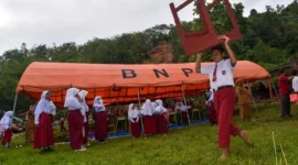 Ilustrasi. Anak-anak besekolah di tenda darurat (Foto: ANTARA FOTO/Iggoy el Fitra)
