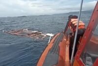 Serpihan puing KM Putri Sakinah yang ditemukan Tim SAR Gabungan, Sabtu (27/12/2025). (Foto: Kantor Pencarian dan Pertolongan Maumere)