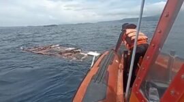 Serpihan puing KM Putri Sakinah yang ditemukan Tim SAR Gabungan, Sabtu (27/12/2025). (Foto: Kantor Pencarian dan Pertolongan Maumere)