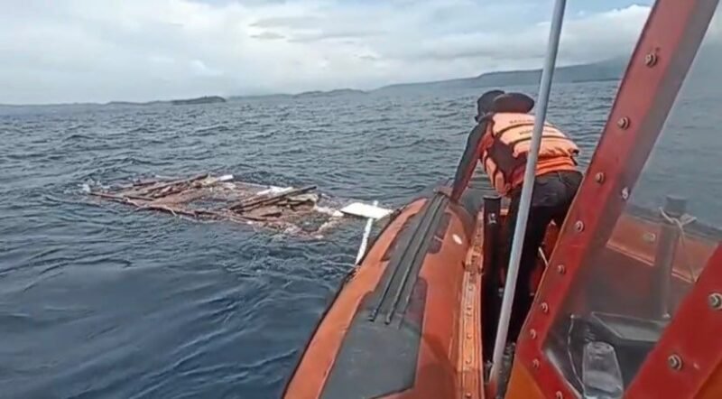 Serpihan puing KM Putri Sakinah yang ditemukan Tim SAR Gabungan, Sabtu (27/12/2025). (Foto: Kantor Pencarian dan Pertolongan Maumere)