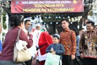 Wakil Presiden Gibran Rakabuming Raka (kedua dari kanan) membagikan bingkisan kepada anak-anak saat perayaan Natal Bersama di Alun-Alun Kota Salatiga, Jawa Tengah, Kamis (25/12/2025) (Foto: Setwapres)