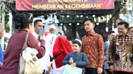Wakil Presiden Gibran Rakabuming Raka (kedua dari kanan) membagikan bingkisan kepada anak-anak saat perayaan Natal Bersama di Alun-Alun Kota Salatiga, Jawa Tengah, Kamis (25/12/2025) (Foto: Setwapres)