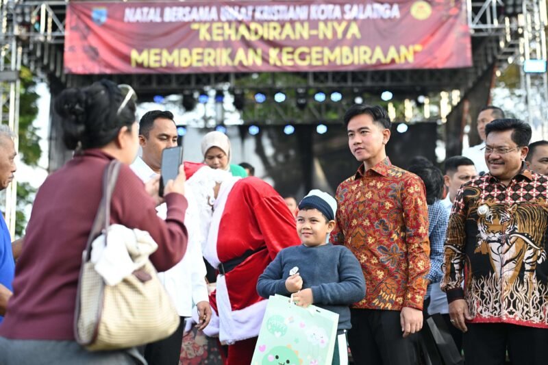 Wakil Presiden Gibran Rakabuming Raka (kedua dari kanan) membagikan bingkisan kepada anak-anak saat perayaan Natal Bersama di Alun-Alun Kota Salatiga, Jawa Tengah, Kamis (25/12/2025) (Foto: Setwapres)