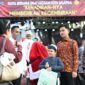Wakil Presiden Gibran Rakabuming Raka (kedua dari kanan) membagikan bingkisan kepada anak-anak saat perayaan Natal Bersama di Alun-Alun Kota Salatiga, Jawa Tengah, Kamis (25/12/2025) (Foto: Setwapres)