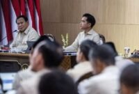 Presiden Prabowo Subianto (kiri) didampingi Wakil Presiden Gibran Rakabuming Raka (kanan) membuka Taklimat Awal Tahun saat retret Kabinet Merah Putih di Hambalang, Kabupaten Bogor, Jawa Barat, Selasa, 6 Januari 2026. Presiden ANTARA FOTO/Bayu Pratama S/bar/pri. (Antara)