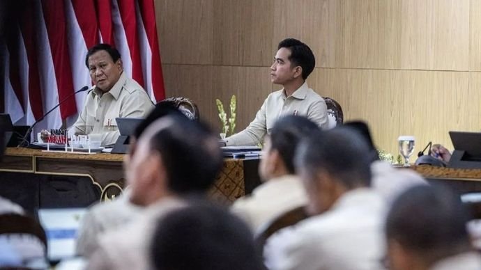 Presiden Prabowo Subianto (kiri) didampingi Wakil Presiden Gibran Rakabuming Raka (kanan) membuka Taklimat Awal Tahun saat retret Kabinet Merah Putih di Hambalang, Kabupaten Bogor, Jawa Barat, Selasa, 6 Januari 2026. Presiden ANTARA FOTO/Bayu Pratama S/bar/pri. (Antara)