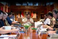 Presiden Prabowo Subianto memimpin rapat terbatas bersama sejumlah menteri Kabinet Merah Putih di Hambalang, Kabupaten Bogor, pada Minggu, (16/3/2025).( Foto: Muchlis Jr - Biro Pers Sekretariat Presiden)