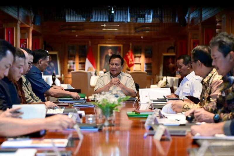Presiden Prabowo Subianto memimpin rapat terbatas bersama sejumlah menteri Kabinet Merah Putih di Hambalang, Kabupaten Bogor, pada Minggu, (16/3/2025).( Foto: Muchlis Jr - Biro Pers Sekretariat Presiden)