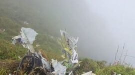 Diduga serpihan badan Pesawat ATR 42-500 yang sebelumnya dilaporkan hilang kontak ditemukan di puncak Bukit Bulusaraung, Kabupaten Pangkep, Sulawesi Selatan, dalam operasi pencarian yang dilakukan Basarnas, Minggu (18/1/2026).(Kantor SAR Makassar)

