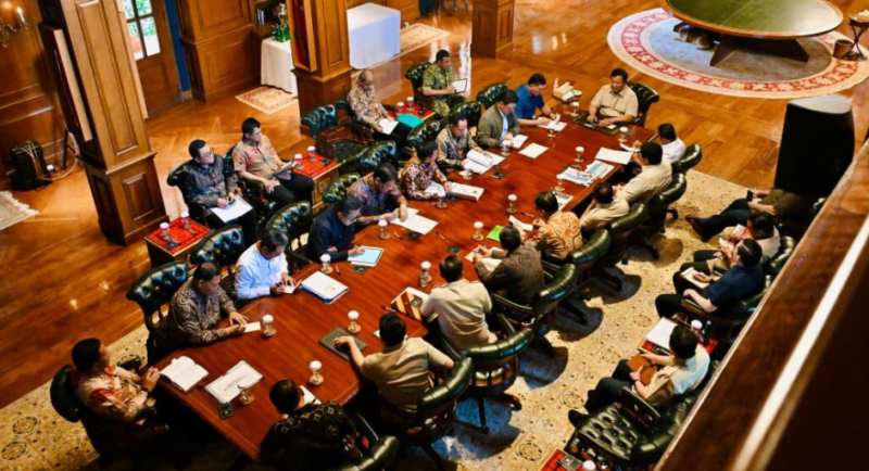 Presiden Prabowo Subianto memanggil sejumlah Menteri Kabinet Merah Putih ke kediaman pribadinya di Hambalang, Bogor, pada Minggu, 14 Desember 2025. Foto: BPMI Setpres/Laily Rachev