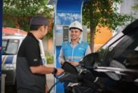 Foto: Ilustrasi Pengguna kendaraan listrik saat mengisi daya di Stasiun Pengisian Kendaraan Listrik Umum (SPKLU). 