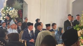 Presiden Prabowo Subianto dan Presiden ke-7 RI Jokow Widodo (Jokowi) menghadiri pernikahan Sekretaris Pribadi (Sespri) Agung Surahman dan Aulia Mahardiana Warsitoati
(Foto istimewa)
