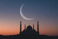 Ilustrasi Masjid dan Bulan saat hilal. (Foto AI)