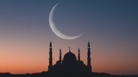Ilustrasi Masjid dan Bulan saat hilal. (Foto AI)