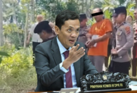 DPR RI menyoroti kasus pembunuhan yang melibatkan seorang ayah (berbaju oranye) terhadap terduga pelaku kekerasan seksual anak di Kota Pariaman. Ketua Komisi III mengingatkan agar pendekatan hukum tidak kaku dan memperhatikan kondisi batin pelaku.