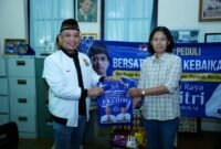 Andi Yuslim Patawari (AYP) - Waketum KADIN sedang menyerahkan bantuan. 