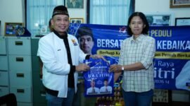 Andi Yuslim Patawari (AYP) - Waketum KADIN sedang menyerahkan bantuan. 