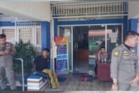 korban diamankan oleh petugas Satpol PP di kawasan Pasar Raya Padang pada Senin (23/3/2026) foto FB Rafles