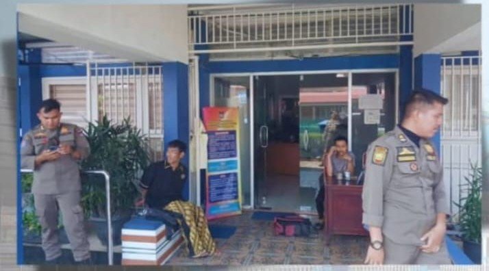 korban diamankan oleh petugas Satpol PP di kawasan Pasar Raya Padang pada Senin (23/3/2026) foto FB Rafles