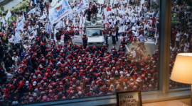 Ilustrasi Ribuan Buruh Mulai Bergerak ke Jakarta Jelang Peringatan May Day 2026 (Foto AI)