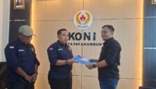 Fitrayanto mengantarkan formulir pendaftaran Calon Ketua KONI P{ayakumbuh ( Foto payakumbuhpos.id)