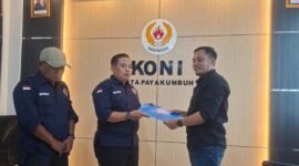 Fitrayanto mengantarkan formulir pendaftaran Calon Ketua KONI P{ayakumbuh ( Foto payakumbuhpos.id)