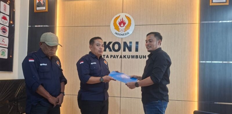Fitrayanto mengantarkan formulir pendaftaran Calon Ketua KONI P{ayakumbuh ( Foto payakumbuhpos.id)