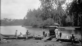 Mobil orang Belanda sedang menyeberang dengan pelayangan di sebuah sungai dalam perjalanan antara Padang dan Pariaman sekitar tahun 1915 - 1925 (Tropenmuseum).