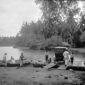 Mobil orang Belanda sedang menyeberang dengan pelayangan di sebuah sungai dalam perjalanan antara Padang dan Pariaman sekitar tahun 1915 - 1925 (Tropenmuseum).