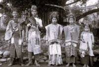 Foto: Pengantin di daerah Singkarak, Kab. Solok, estimasi tahun 1910 - 1930 (Tropenmuseum)