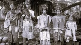 Foto: Pengantin di daerah Singkarak, Kab. Solok, estimasi tahun 1910 - 1930 (Tropenmuseum)