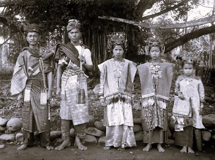 Foto: Pengantin di daerah Singkarak, Kab. Solok, estimasi tahun 1910 - 1930 (Tropenmuseum)