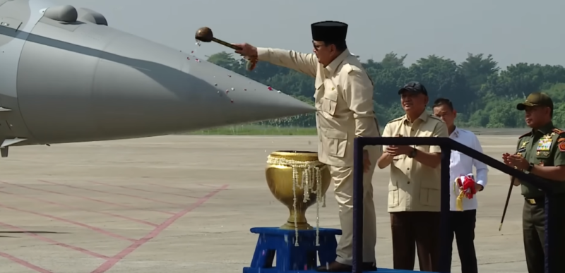 Presiden Prabowo menyerahkan jet tempur Rafale dan alutsista lainnya kepada TNI AU di Lanud Halim Perdanakusuma. Source:Youtube/Sekretariat Presiden