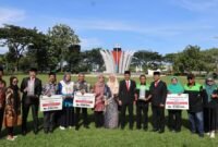 Wali Kota Padang Fadly Amran menyerahkan penghargaan Padang Rancak Award 2026 kepada para penggerak kebersihan lingkungan usai upacara peringatan Hari Kebangkitan Nasional ke-118 di Lapangan Balai Kota, Aie Pacah.