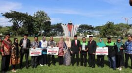 Wali Kota Padang Fadly Amran menyerahkan penghargaan Padang Rancak Award 2026 kepada para penggerak kebersihan lingkungan usai upacara peringatan Hari Kebangkitan Nasional ke-118 di Lapangan Balai Kota, Aie Pacah.