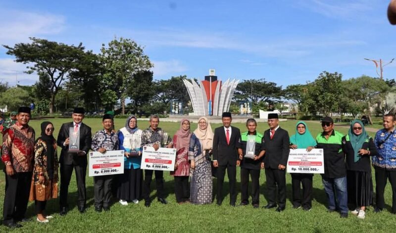 Wali Kota Padang Fadly Amran menyerahkan penghargaan Padang Rancak Award 2026 kepada para penggerak kebersihan lingkungan usai upacara peringatan Hari Kebangkitan Nasional ke-118 di Lapangan Balai Kota, Aie Pacah.
