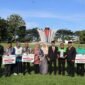Wali Kota Padang Fadly Amran menyerahkan penghargaan Padang Rancak Award 2026 kepada para penggerak kebersihan lingkungan usai upacara peringatan Hari Kebangkitan Nasional ke-118 di Lapangan Balai Kota, Aie Pacah.