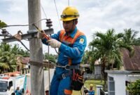 Ilustrasi: Petugas PLN tengah Bekerja