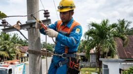 Ilustrasi: Petugas PLN tengah Bekerja