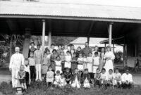 Foto: Guru dan murid di sebuah sekolah besutan kolonial di daerah Solok, estimasi tahun 1890 (KITLV)