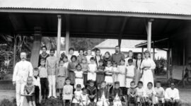 Foto: Guru dan murid di sebuah sekolah besutan kolonial di daerah Solok, estimasi tahun 1890 (KITLV)