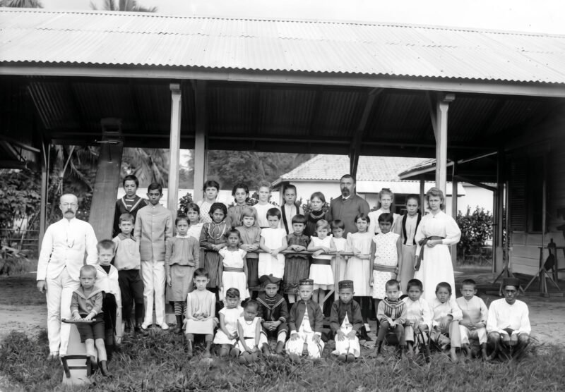 Foto: Guru dan murid di sebuah sekolah besutan kolonial di daerah Solok, estimasi tahun 1890 (KITLV)