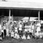Foto: Guru dan murid di sebuah sekolah besutan kolonial di daerah Solok, estimasi tahun 1890 (KITLV)