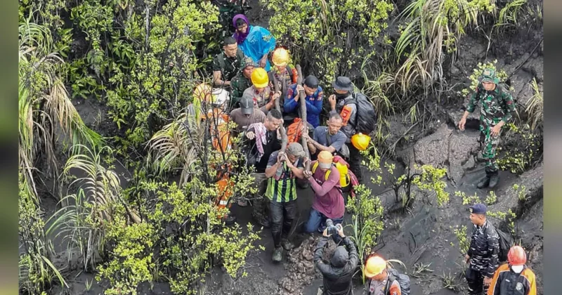 Operasi SAR Gunung Dukono Berakhir: 20 Pendaki Terdampak Erupsi Berhasil Dievakuasi. Source: Google/Merdeka.com