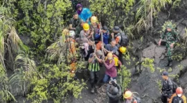 Operasi SAR Gunung Dukono Berakhir: 20 Pendaki Terdampak Erupsi Berhasil Dievakuasi. Source: Google/Merdeka.com