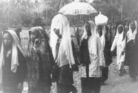 Kumpulan wanita Minangkabau dalam sebuah perhelatan, tahun tidak diketahui (KITLV)