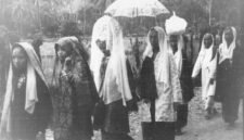 Kumpulan wanita Minangkabau dalam sebuah perhelatan, tahun tidak diketahui (KITLV)